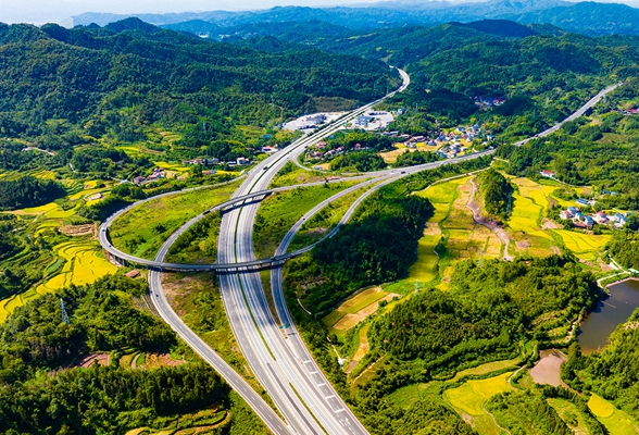 大道如画！航拍怀化境内高速路上的美丽风景