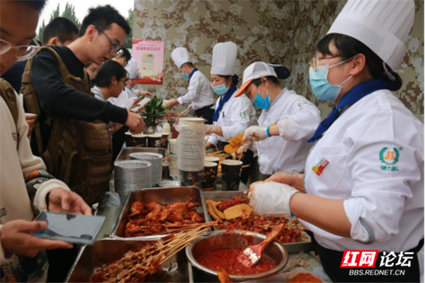 国防科大食堂，军营里的“烟火气”2009.jpg