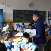 送的！开福区小学生的这1800本“生命之书”都是他们送的