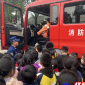 当他们看到火红的消防车开进校园后，追星模式开启……