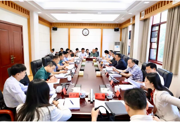 陈飞在社区治理立法工作座谈会上强调：践行初心使命，坚持问题导向，明晰各方职责，做好社区治理立法工作