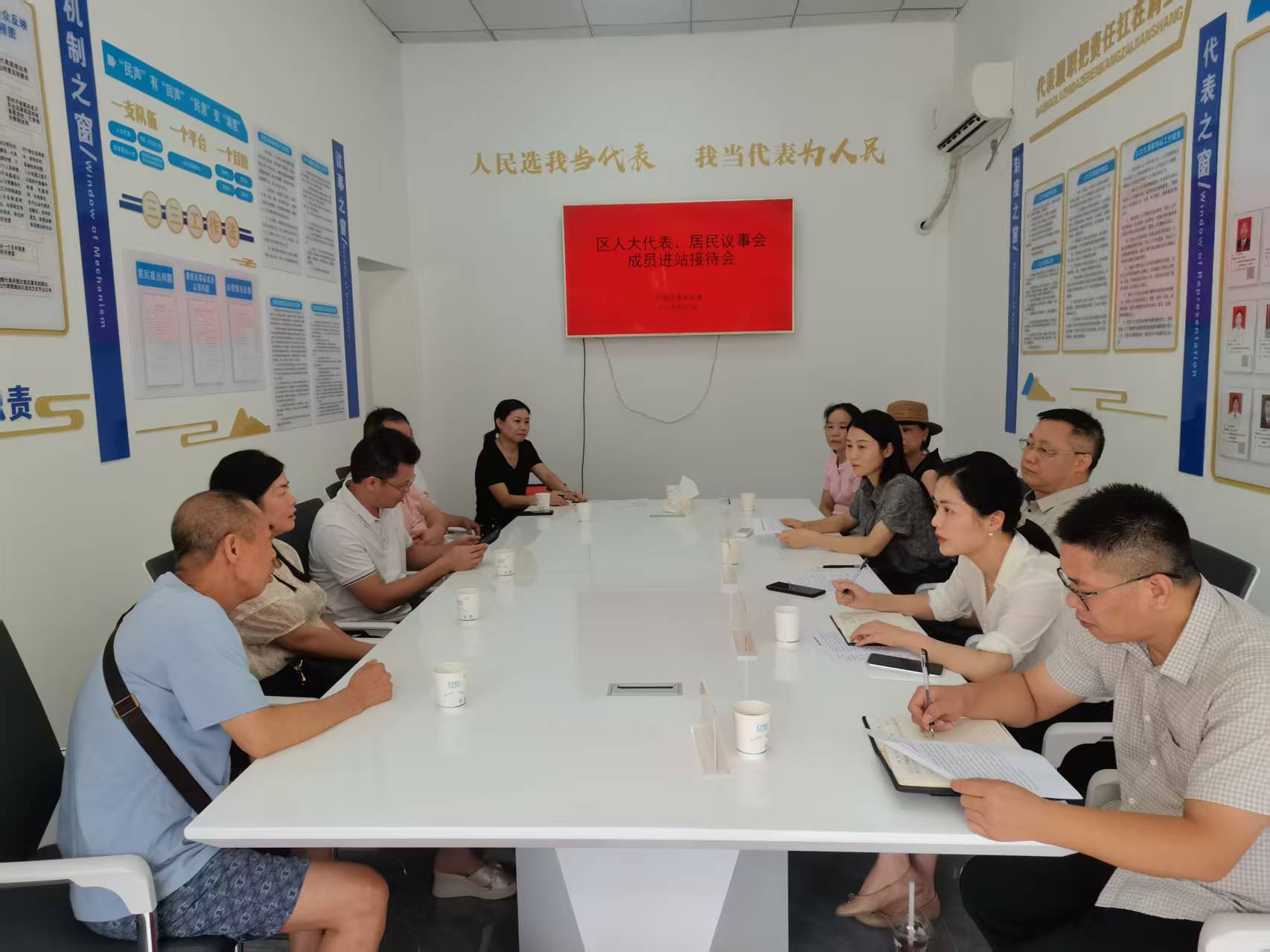 区人大代表李二才、刘雅一行组织居民议事会成员、自来水公司及惠泽园一期地块二居民代表等协调推动小区改水事宜.jpg