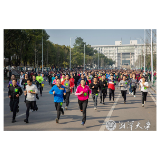 湘潭大学三千师生环校长跑 纪念毛泽东同志诞辰127周年