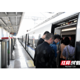 组图丨 早班时间湘潭——长沙城铁上的“奔梦人”