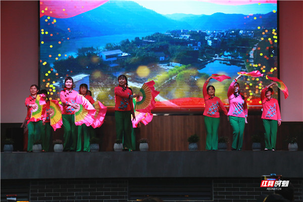 仰天湖社区舞蹈艺术团《在希望的田野上》，舞态生风，令人回味。