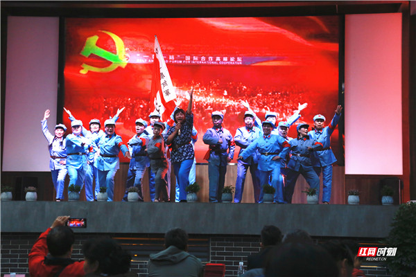 红牡丹艺术团表演的《毛主席的话儿记在心上》显得气势非凡。