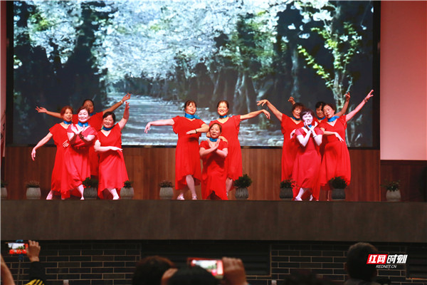 新开心阳光舞蹈队《红枣树》让观众目不暇接。