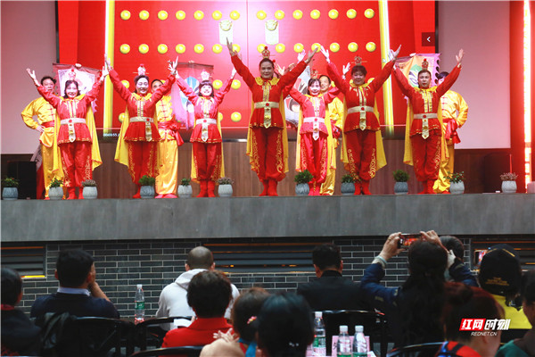 缘梦艺术团表演的京剧舞蹈节目《唱脸谱》文化底蕴深厚，让人赞不绝口。