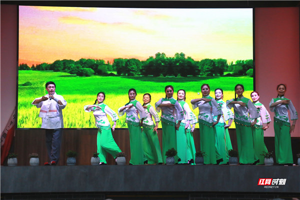 省政府办公厅老干部舞韵艺术团表演的《祖国的好河山寸土不让》有声有色。
