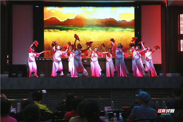北津城艺术团婆娑起舞，将《沂蒙颂》带给观众。