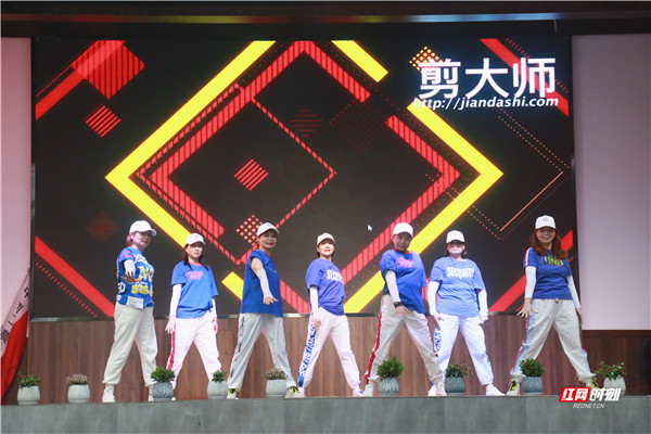 OG街舞团的《长沙策长沙 青苹果》突显青春活力。