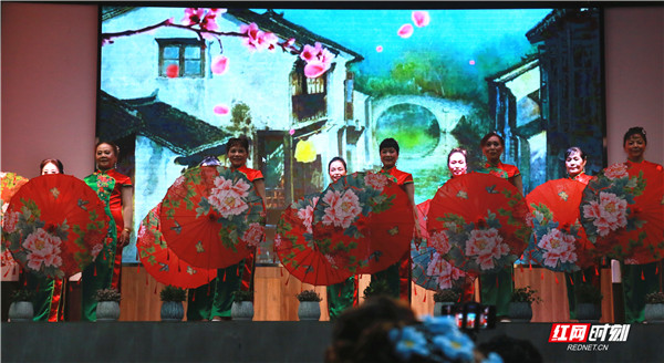 缘之梦模特队一首《水墨兰亭》，把江南水乡的柔情带给了观众。