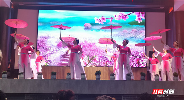 开福区通泰艺术团的《江南情》好似春色桃花般艳丽。