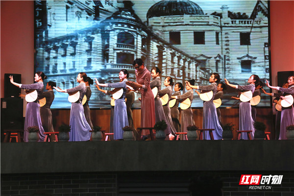 由悦韵艺术团出演的《晨光曲》，将旧上海女人一眸一笑刻画得惟妙惟肖。