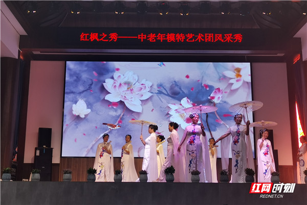 身着素雅的服装，开心模特队用一曲《莲花》显示了莲花的美丽。