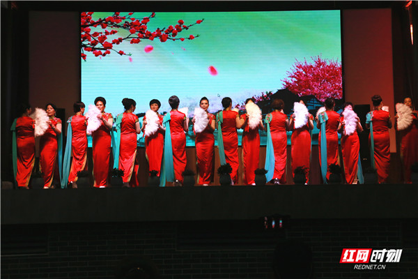 风之韵模特队穿着亮丽的旗袍，步态轻盈将《红枣树》献给现场观众。
