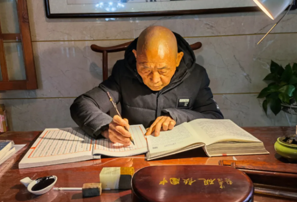 宁乡七旬老人3年用毛笔抄书300多万字 一笔好字改变人生