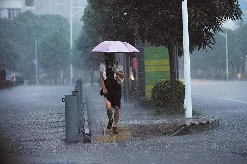 暴雨、强对流、大风降温等天气将来临 老人出行注意安全