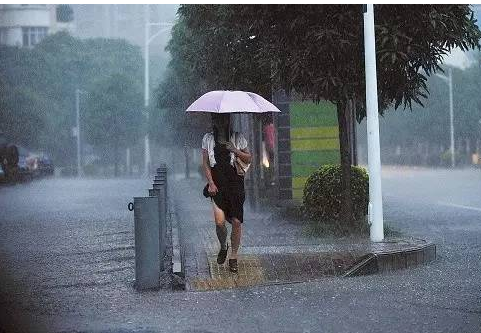 暴雨、强对流、大风降温等天气将来临 老人出行注意安全