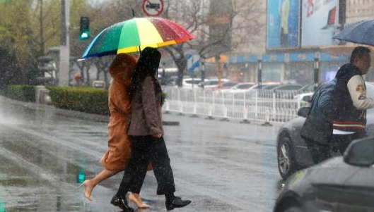 湖南降温降雨强对流齐上阵，老人注意多增衣