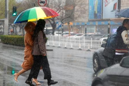 湖南降温降雨强对流齐上阵，老人注意多增衣