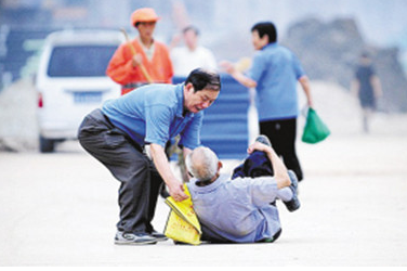 老年人摔跤伤不起 如何预防和处理