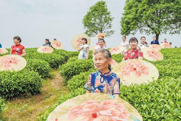 照顾残障继女26年,73岁刘霞英感动邻里