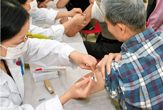冯丹龙委员：建议建立老年人疫苗接种规范机制