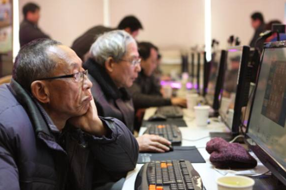 老年网络江湖丨现在的“网瘾”老人 上网都干吗？