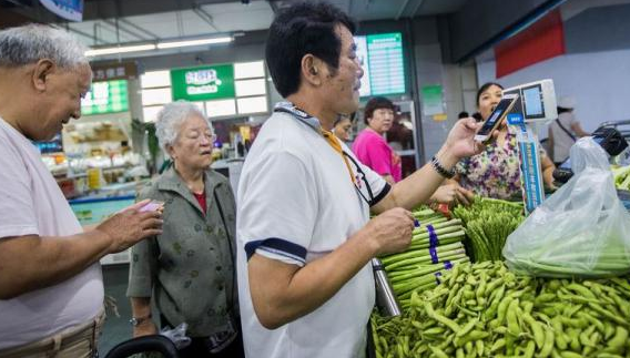 被技术抛下的老人：讨好年轻人的世界是“过滤”过的