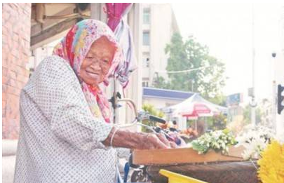 94岁卖花婆婆：劳动是养生