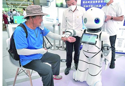 当老年人遇上服务机器人