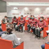 “困难时，才知道谁是真朋友”(患难见真情 共同抗疫情)