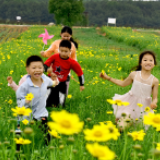 各地民众外出游玩 享受多彩假日
