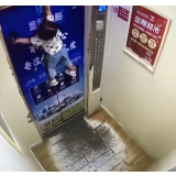 视频丨家长牵遛娃神器，女童进电梯被拽起悬空