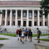 特朗普政府留学新规惹众怒 在美留学生目前境况如何？