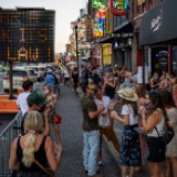 北美观察丨疫情未褪强行重启 餐饮场所成美国疫情防控噩梦