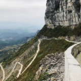 乡村振兴看秀山|悬崖上凿出的“挂壁公路”