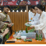 全球连线｜“歪果仁”包粽子，会是什么馅儿？