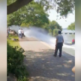 骑摩托艇甩尾淋湿岸上游客，两男子被行拘