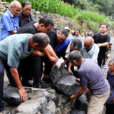 河南博爱：灾后积极自救 打通出村道路