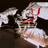 中国航天员，成功出舱！