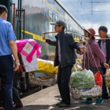 绿皮车上的“流动菜市场”