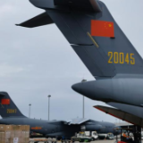 同一天，美国飞机在运送军火，中国军机却……