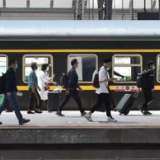 国务院联防联控机制：春运期间引导务工人员错峰返乡返岗 组织高校学生避峰放假开学