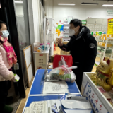 刚到的退烧药就剪开了,药店老板这个举动出人意料