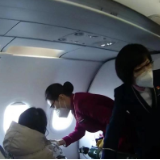 飞机落地前婴儿突发抽搐，南航乘务员挺身而出