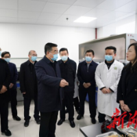张庆伟在省农科院等科研机构和企业调研