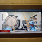 美国生物实验室的“新账”“旧账”该一起算算了