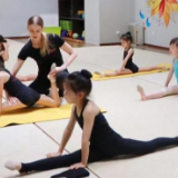 俄罗斯姑娘Oksana和邻居的云端舞蹈“团”